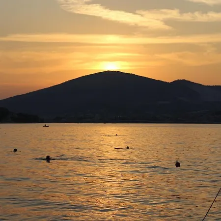 A4 With Patio & Sea View Close To The Apartman Trogir