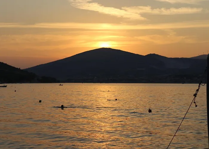 A4 With Patio & Sea View Close To The Apartman Trogir
